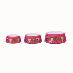 Comedouro ZOOZ para animal, com design do Snoopy, cor de rosa com imagens do personagem e elementos como flores. Material de plástico, de vários tamanhos. Vista frontal sobre fundo branco.