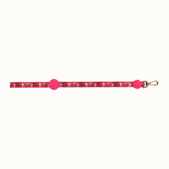 Trela Zooz ajustável, de padrão cor de rosa e floral, com figuras do snoopy.
Vista de frente, desenrolada, sobre fundo branco.