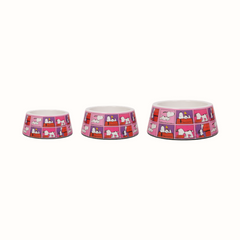 Comedouro ZOOZ para animal, em plástico, com design do Snoopy, cor de rosa, roxo e vermelho. Vista frontal, de vários tamanhos, sobre fundo branco.