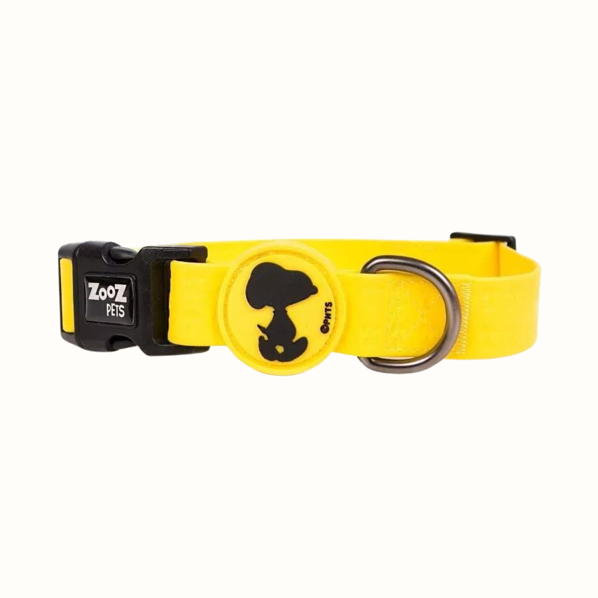 Coleira Snoopy Zooz, de cor amarelo com detalhes em preto. Vista de frente, sobre fundo branco.
