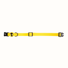 Coleira Snoopy Zooz, de cor amarelo com detalhes em preto. Vista de frente, sobre fundo branco.