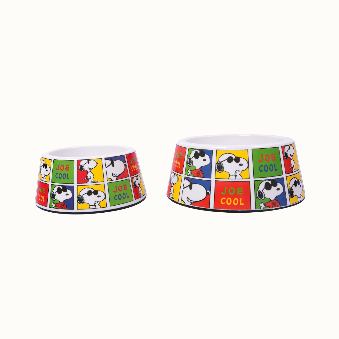 Comedouro ZOOZ para animal, com design do Snoopy, featuring ilustrações coloridas do personagem e elementos como a frase "joe cool". Material de plástico, com interior em alumínio. Vista frontal, dois tamanhos, sobre fundo branco.