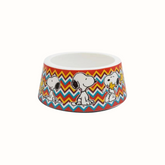 Comedouro ZOOZ para animal, com design do Snoopy com padrão colorido em zig-zag. Material de plástico. Vista frontal sobre fundo branco.