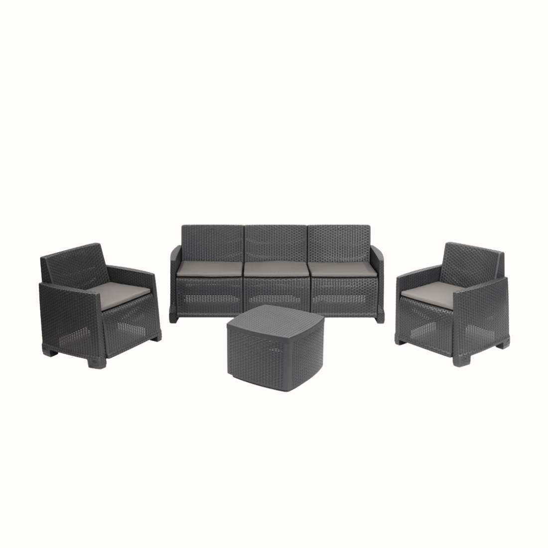 Conjunto de dois cadeirões, um cadeirão triplo e uma mesa baixa, com acabamento entrançado, de cor cinzenta, almofada no assento e com braços de apoio. Exibido sobre fundo branco.
