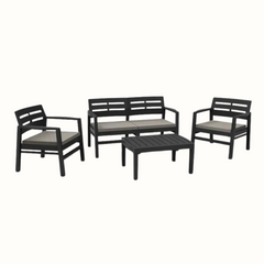 Conjunto composto por 2 cadeiras, 1 cadeira dupla com braços e encosto de apoio, acompanhadas de almofadas no assento, e uma mesa baixa IPAE PROGARDEN. Sobre fundo branco.