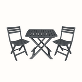 Conjunto de duas cadeiras e uma mesa dobrável IPAE PROGARDEN em plástico cinzento, com assento e encosto com ranhuras, exibido em vista frontal.