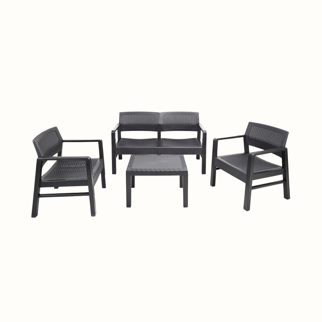Conjunto de dois cadeirões e um cadeirão duplo baixos e uma mesa baixa quadrada IPAE PROGARDEN, da cor cinzenta e padrão entrançado. Exibido sobre fundo branco.