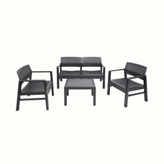 Conjunto de dois cadeirões e um cadeirão duplo baixos e uma mesa baixa quadrada IPAE PROGARDEN, da cor cinzenta e padrão entrançado. Exibido sobre fundo branco.