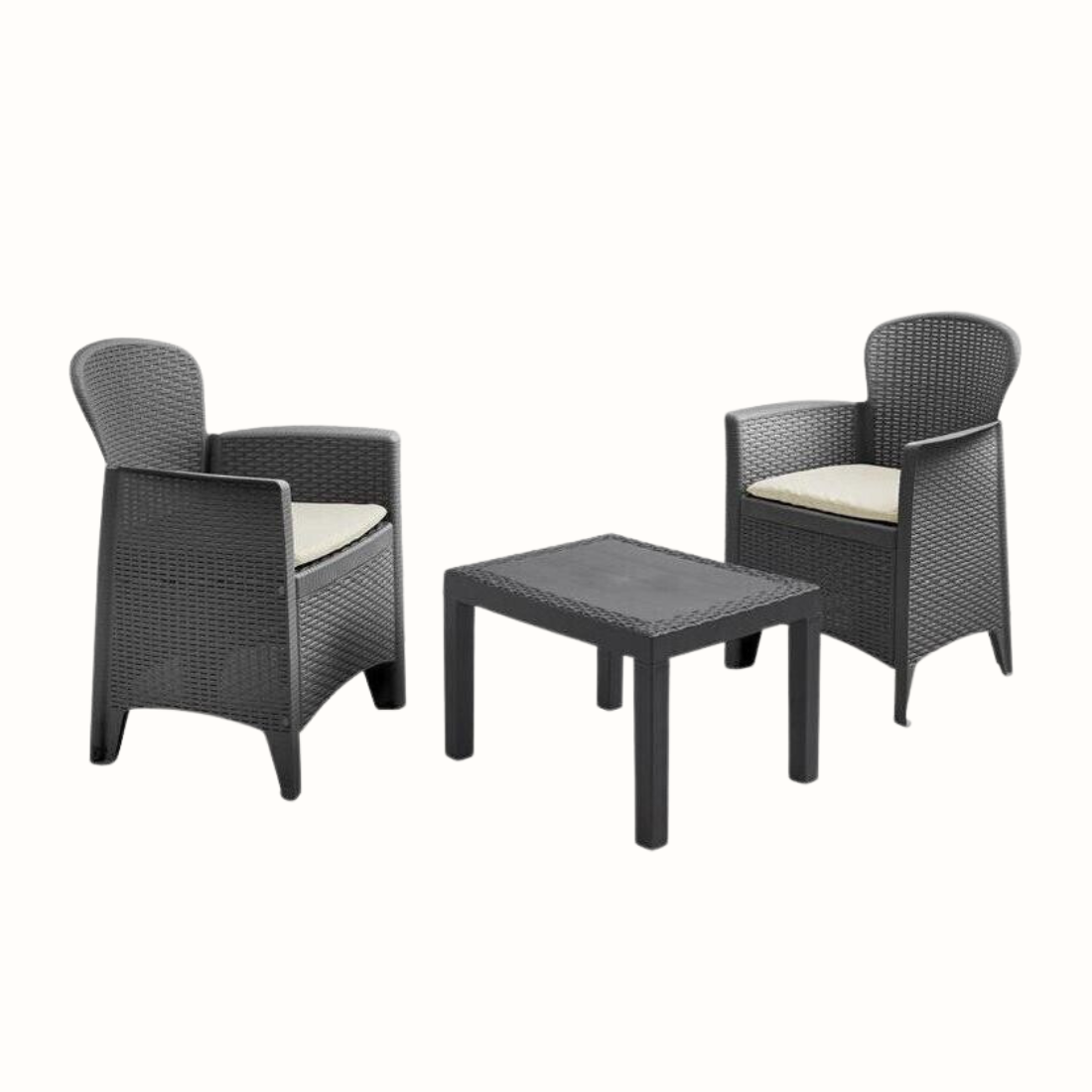Conjunto de 2 cadeirões e uma mesa com 4 pés de apoio IPAE PROGARDEN, de cor cinzenta, com acabamento entrançado e assento com almofada da cor bege. Exibido sobre fundo branco.