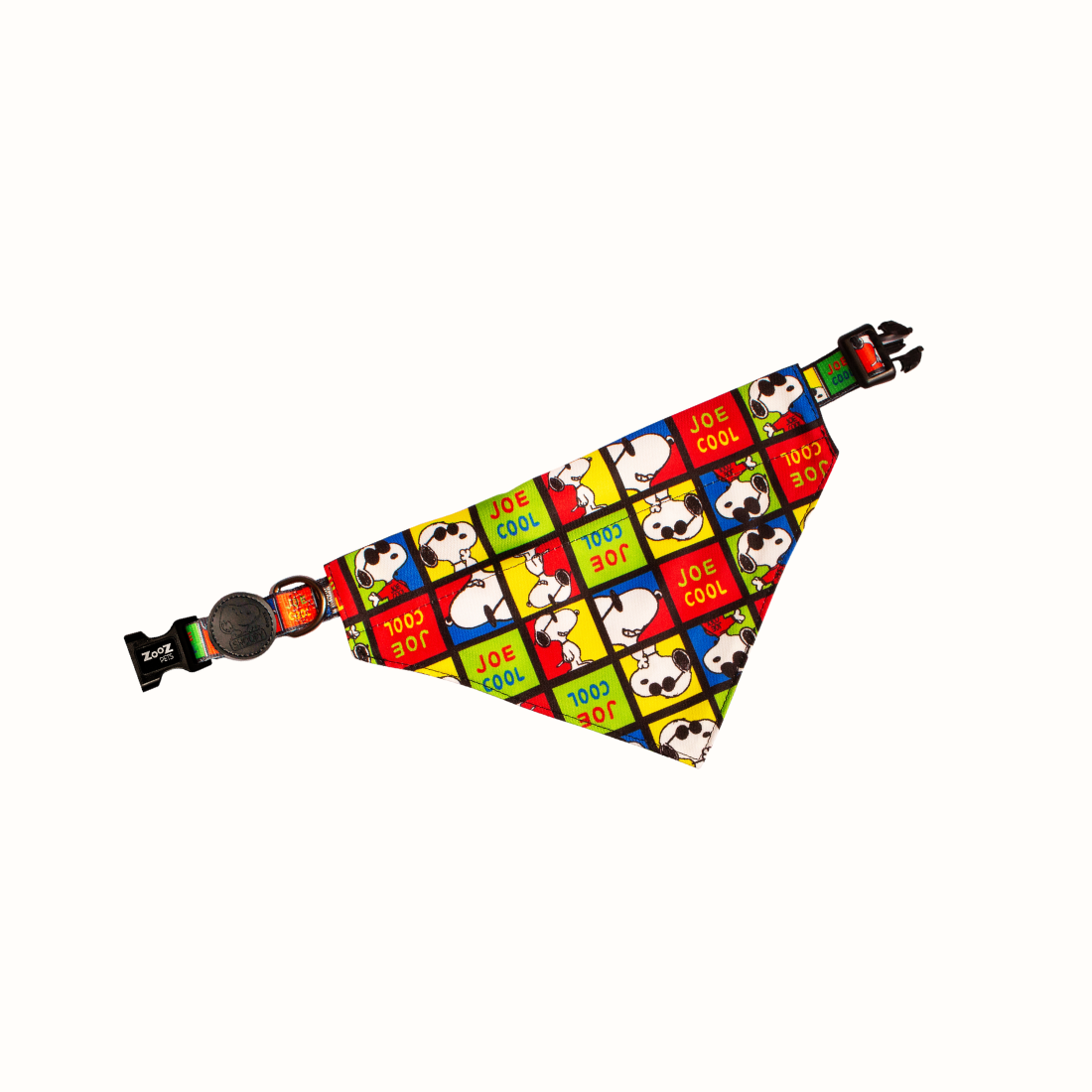 Bandana Zooz, colorida do Snoopy e com elementos como a frase "joe cool" e com mola de segurança. Vista de frente, sobre fundo branco.