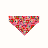 Bandana Zooz, cor de rosa, floral, do Snoopy. Vista de frente, sobre fundo branco.