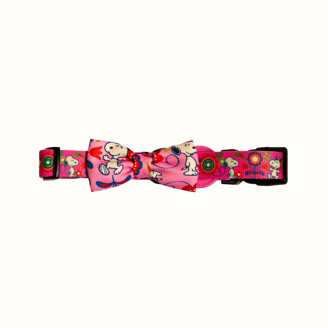 Coleira do Snoopy Zooz para animal, de padrão cor de rosa, floral, com imagens do personagem e um laço do mesmo padrão. Vista frontal, sobre fundo branco.