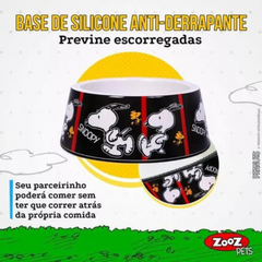 Informações sobre o comedouro ZOOZ para animal, em plástico, com design do Snoopy, preto e branco com detalhes vermelho. Vista frontal sobre fundo branco. 