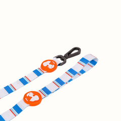 Trela do snoopy Zooz, em padrão azul branco, com detalhes em cor de laranja e figuras do personagem. Vista em detalhe, sobre fundo branco. 