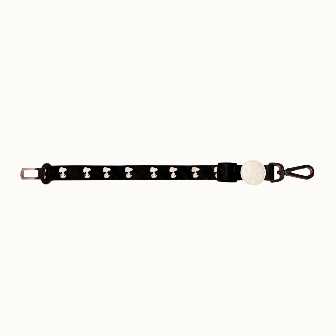 Cinto de segurança Zooz para cão, com padrão em preto e branco do Snoopy. Exibido de frente, sobre um fundo branco.