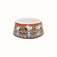Comedouro ZOOZ para animal, com design do Snoopy com padrão colorido em zig-zag. Material de plástico. Vista frontal sobre fundo branco. 