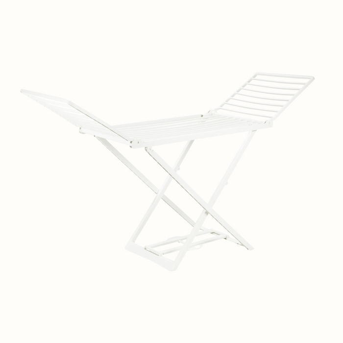 Estendal de roupa IPAE PROGARDEN em plástico branco, com estrutura dobrável em formato de X e hastes horizontais para suporte das peças, sobre fundo branco. 