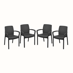 Conjunto de 4 cadeiras IPAE PROGARDEN em plástico, de cor cinzenta, com encosto em acabamento trançado e braços de apoio. Sobre fundo branco.