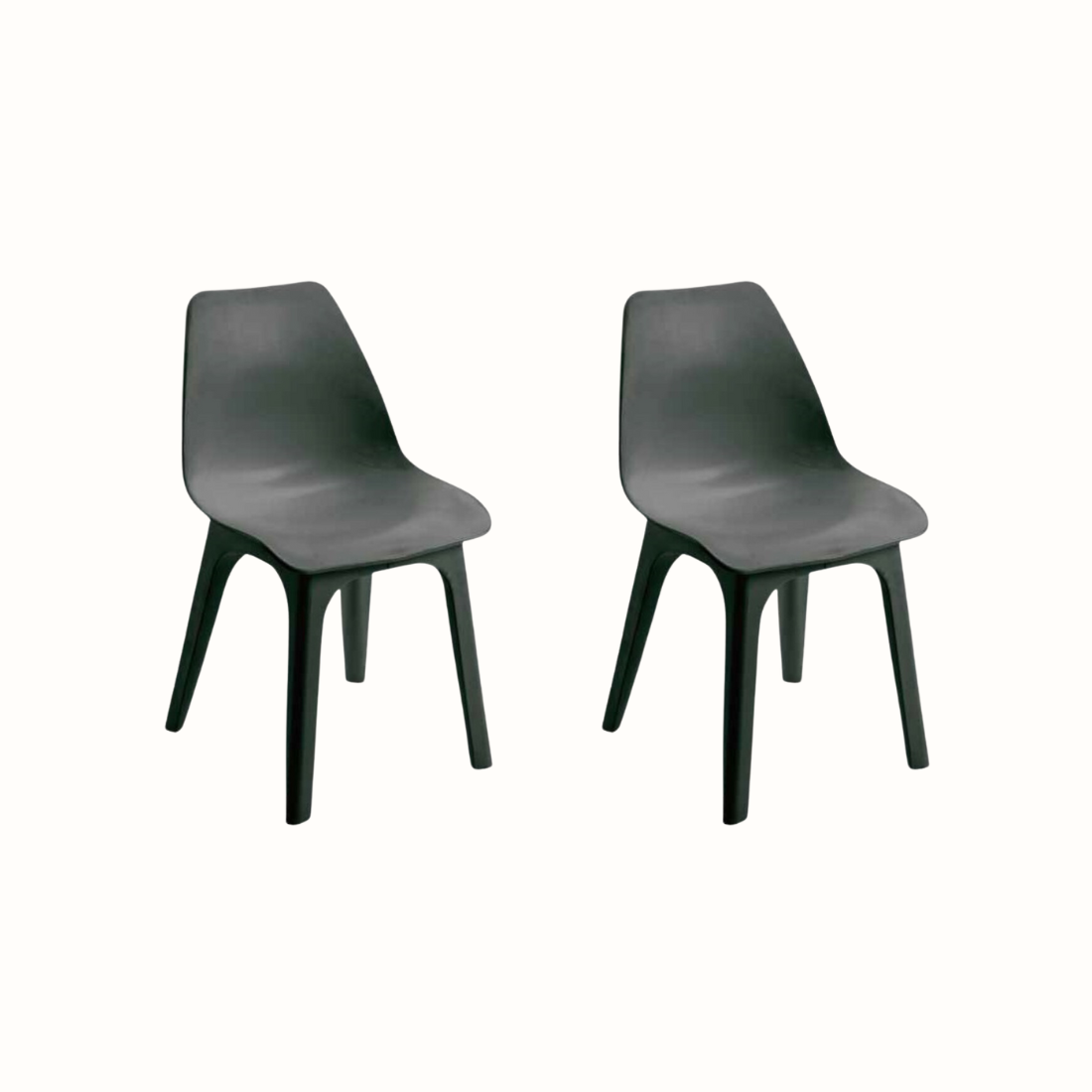 Conjunto de 2 cadeiras IPAE PROGARDEN em plástico da cor preta, sem braços de apoio. Sobre fundo branco.