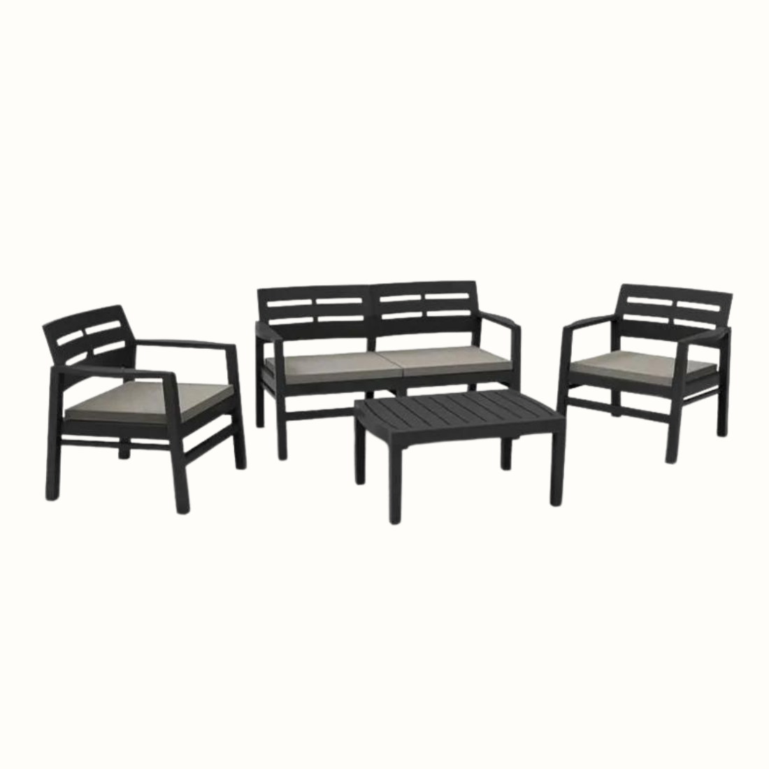 Conjunto composto por 2 cadeiras, 1 cadeira dupla com braços e encosto de apoio, acompanhadas de almofadas no assento, e uma mesa baixa IPAE PROGARDEN. Sobre fundo branco.