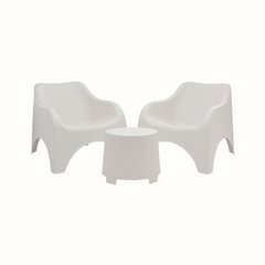 Conjunto de duas cadeiras e uma mesa IPAE PROGARDEN, em plástico, na cor branca, sobre fundo branco.