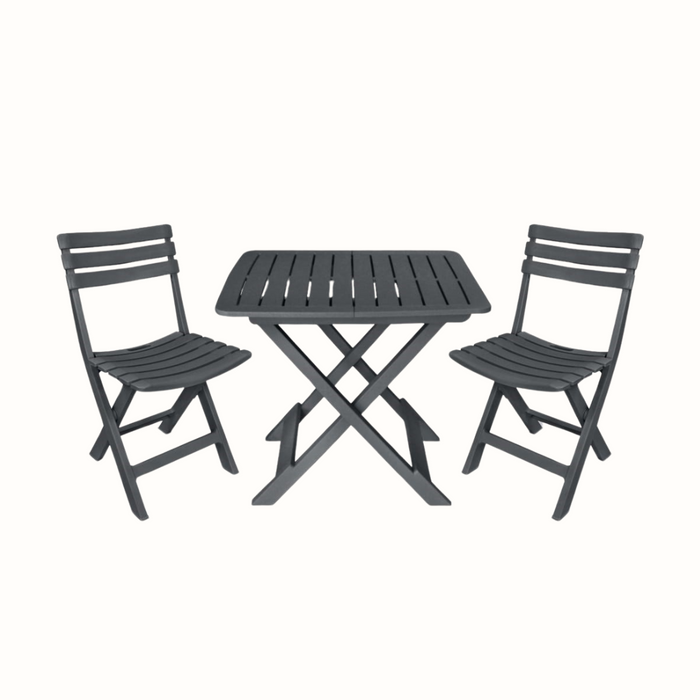 Conjunto de duas cadeiras e uma mesa  dobrável IPAE PROGARDEN em plástico cinzento, com assento e encosto com ranhuras, exibido em vista frontal. 