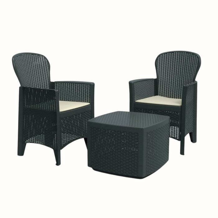 Conjunto de 2 cadeirões e uma mesa baixa IPAE PROGARDEN, de cor cinzenta, com acabamento entrançado e assento com almofada da cor bege. Exibido sobre fundo branco. 