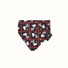 Bandana Zooz do Snoopy, preto e branco, com detalhes em vermelho.  Vista de frente, sobre fundo branco. 