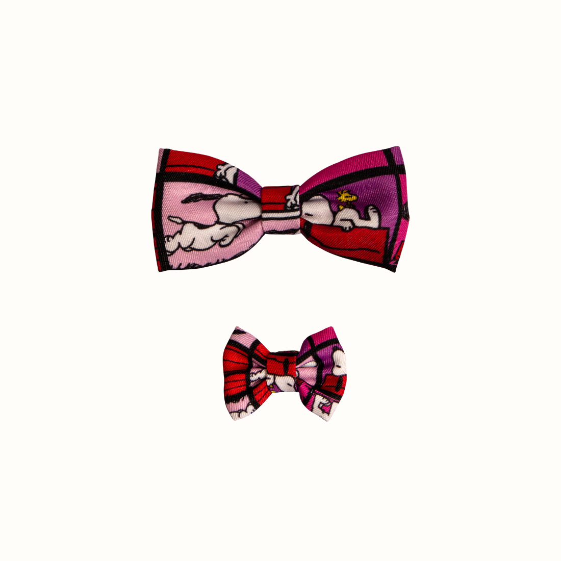 Coleira do Snoopy Zooz para animal, de padrão cor de rosa, vermelho e roxo, com imagens do personagem e um laço do mesmo padrão. Vista frontal, de vários tamanhos, sobre fundo branco
